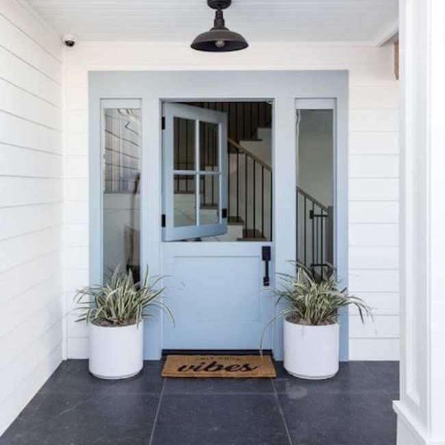 房子有浅蓝色的门