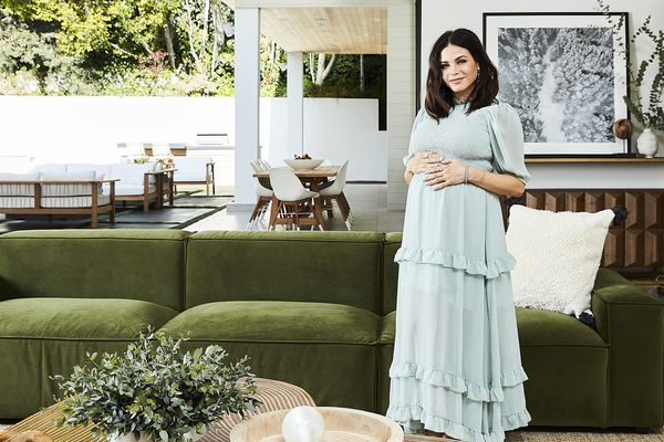 Jenna Dewan在她的起居室“class=