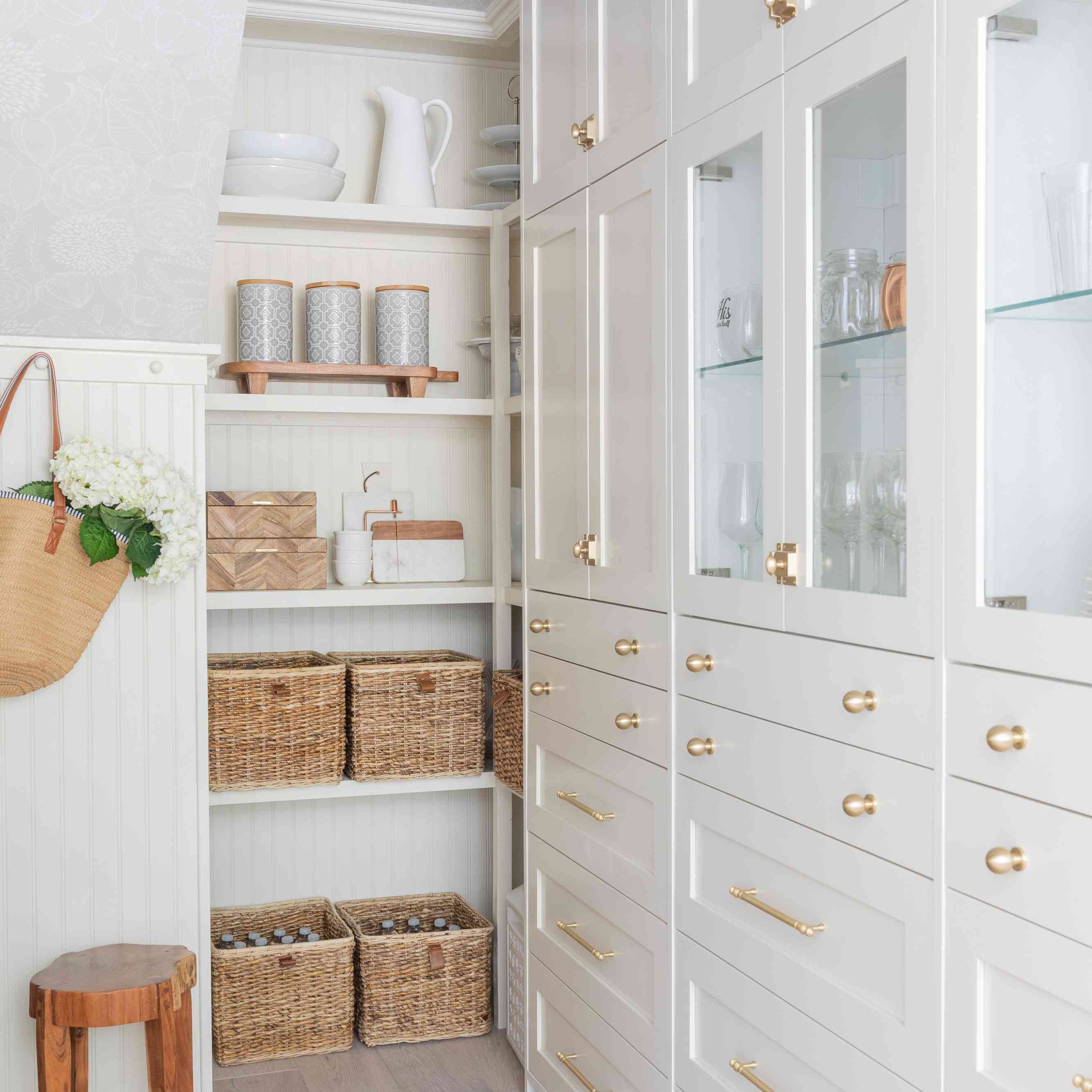 在楼梯储藏室下面。