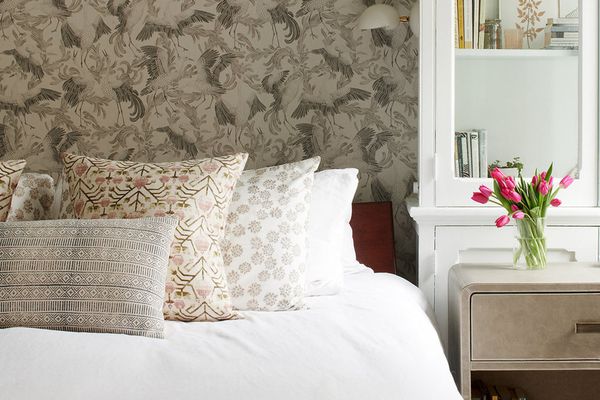 中性维多利亚风格的卧室与墙纸。