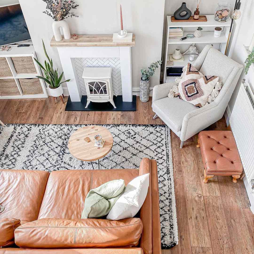 客厅鸟瞰图有皮革家具和羊毛地毯的。