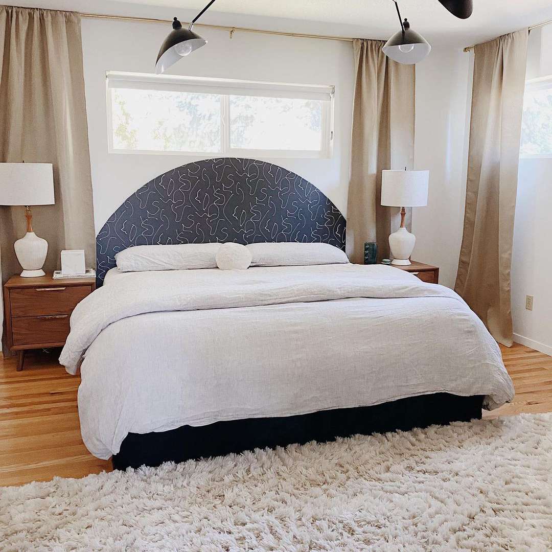 卧室配有黑光灯具