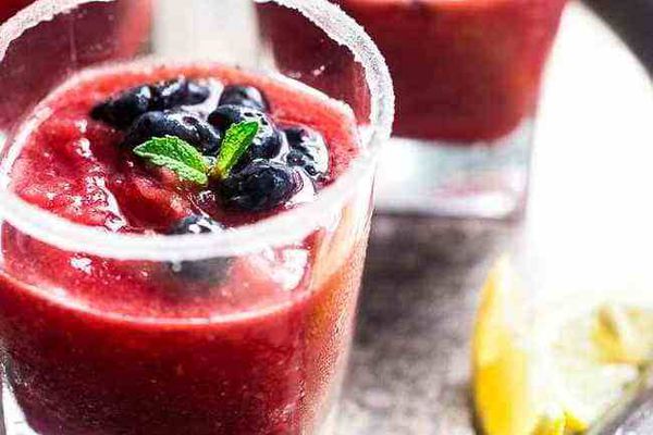 在糖里姆玻璃的冷冻莫吉斯。