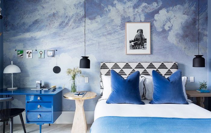卧室配有引人注目的蓝色云图壁画