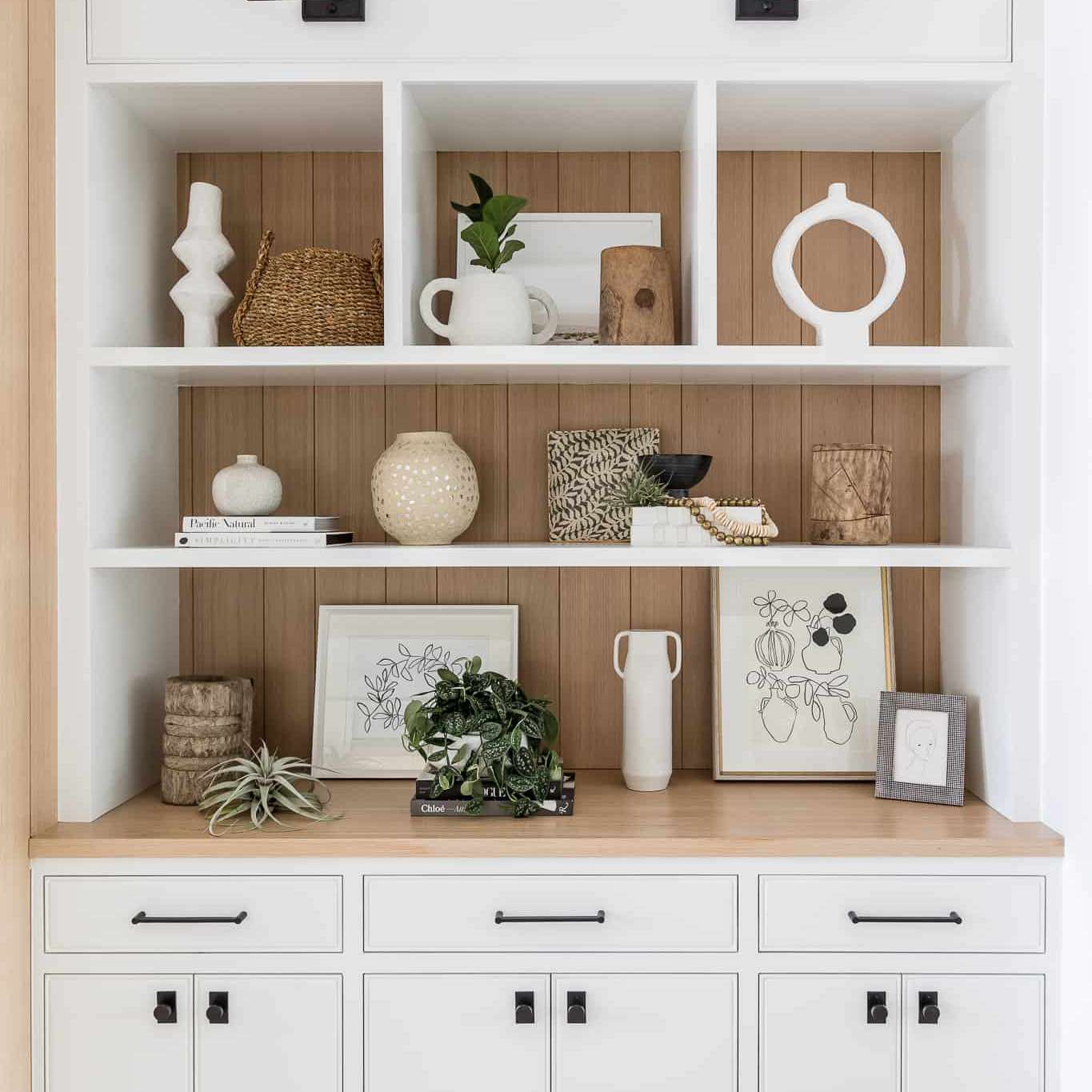 一套白色和轻的木衬里架子，装饰着白色的装饰