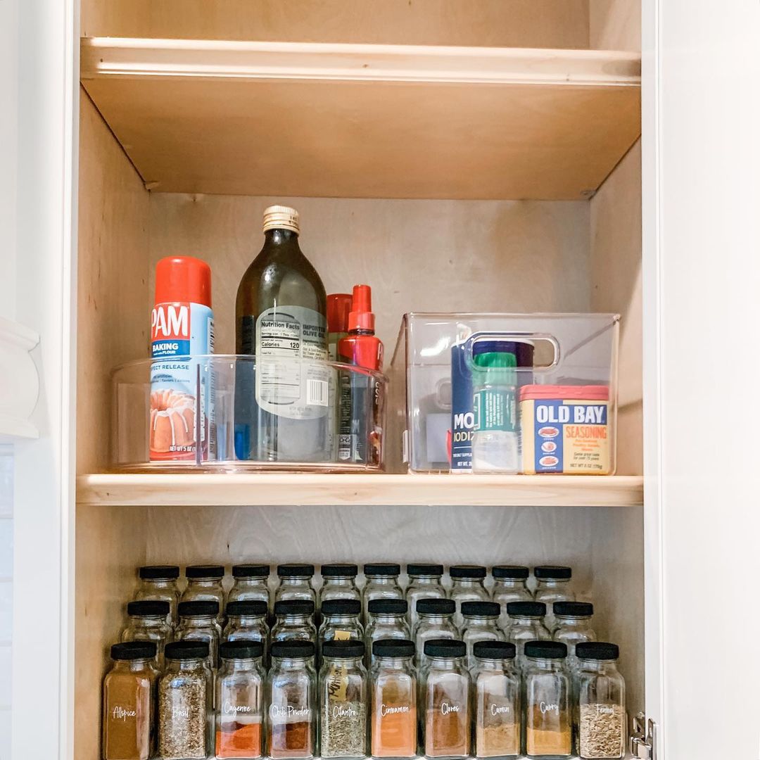 有组织香料的厨柜