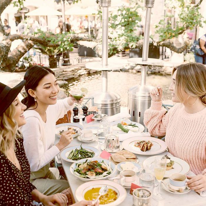 朋友在一家餐馆一起吃饭