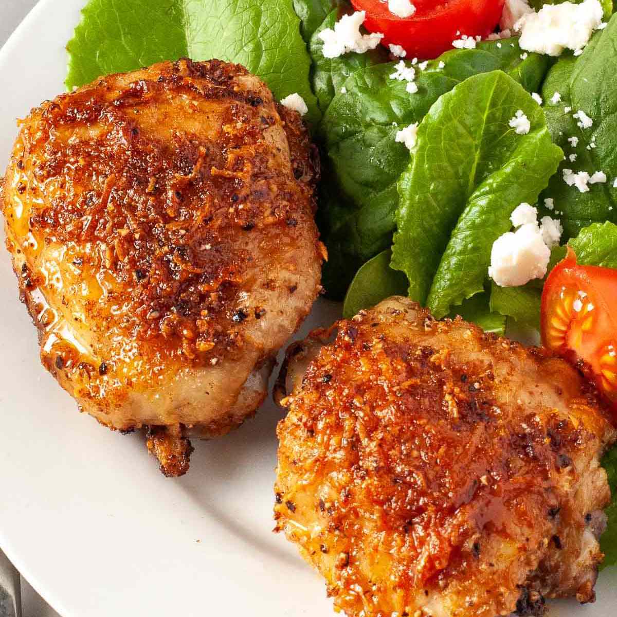 两种帕尔马干酪鸡胸肉配上绿色