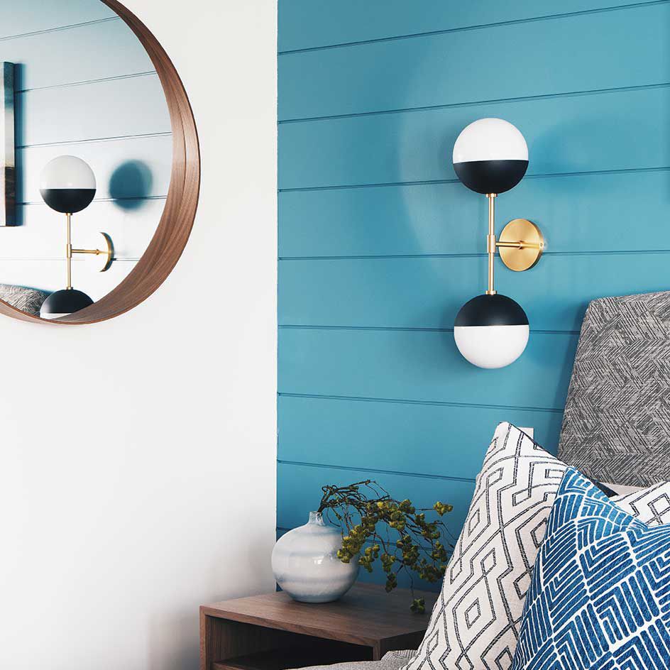 有黑灯具的明亮的幼园墙壁。