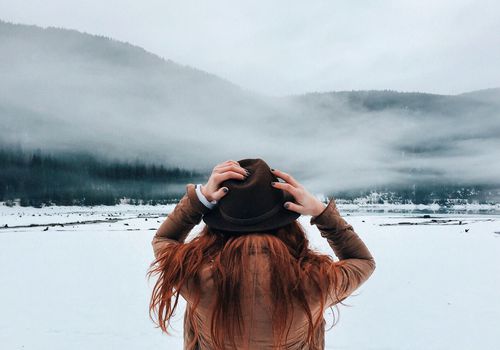 女人在雪