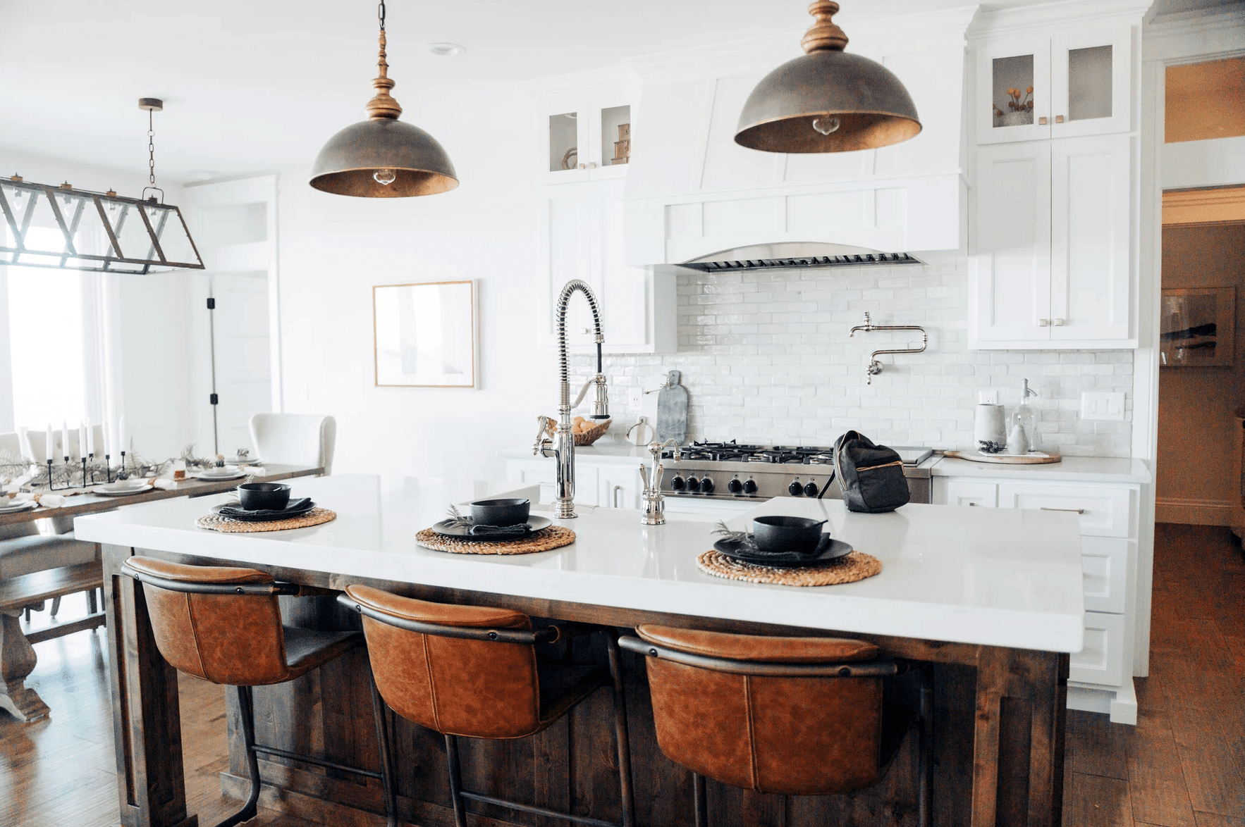用两盏老式农家吊灯装饰的厨房