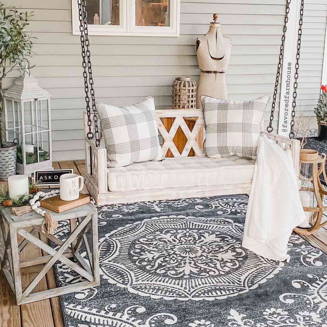 带毯子的门廊秋千