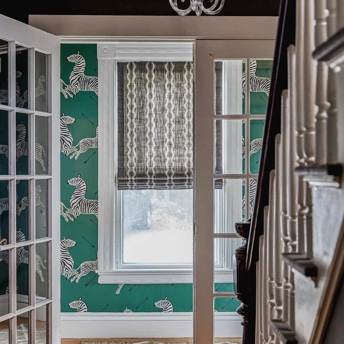 一条装饰着斑马线和翠绿色墙纸的走廊