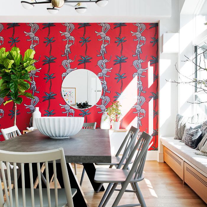 现代卧底的客房以大胆的壁纸