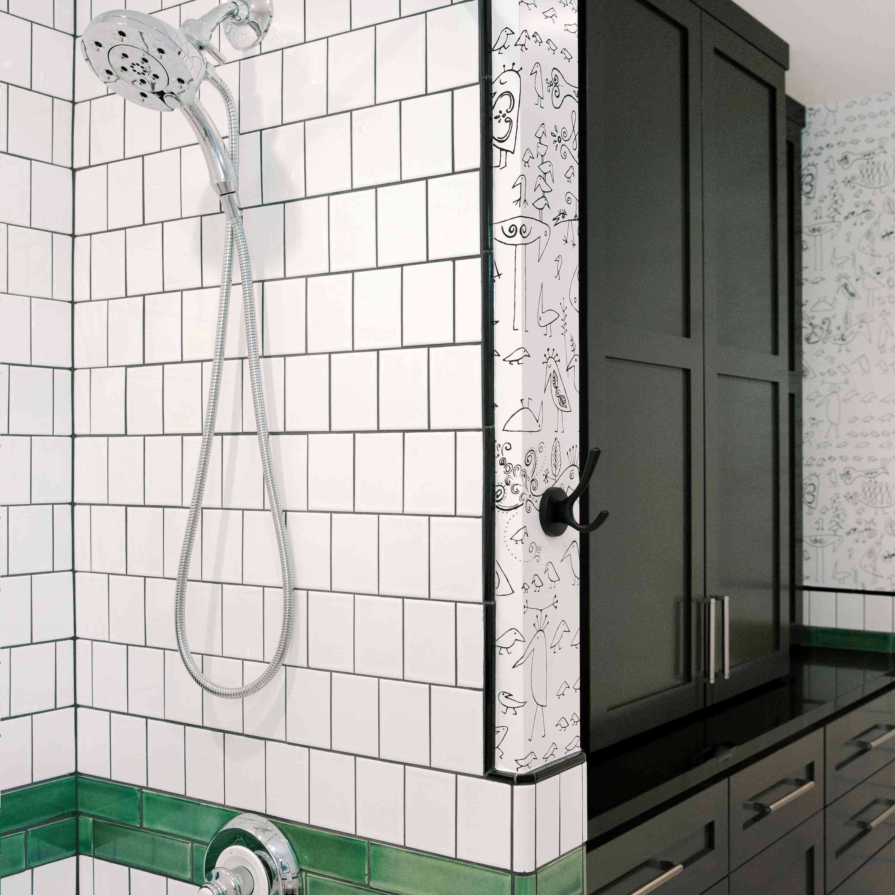 淋浴旁边的黑储物柜。