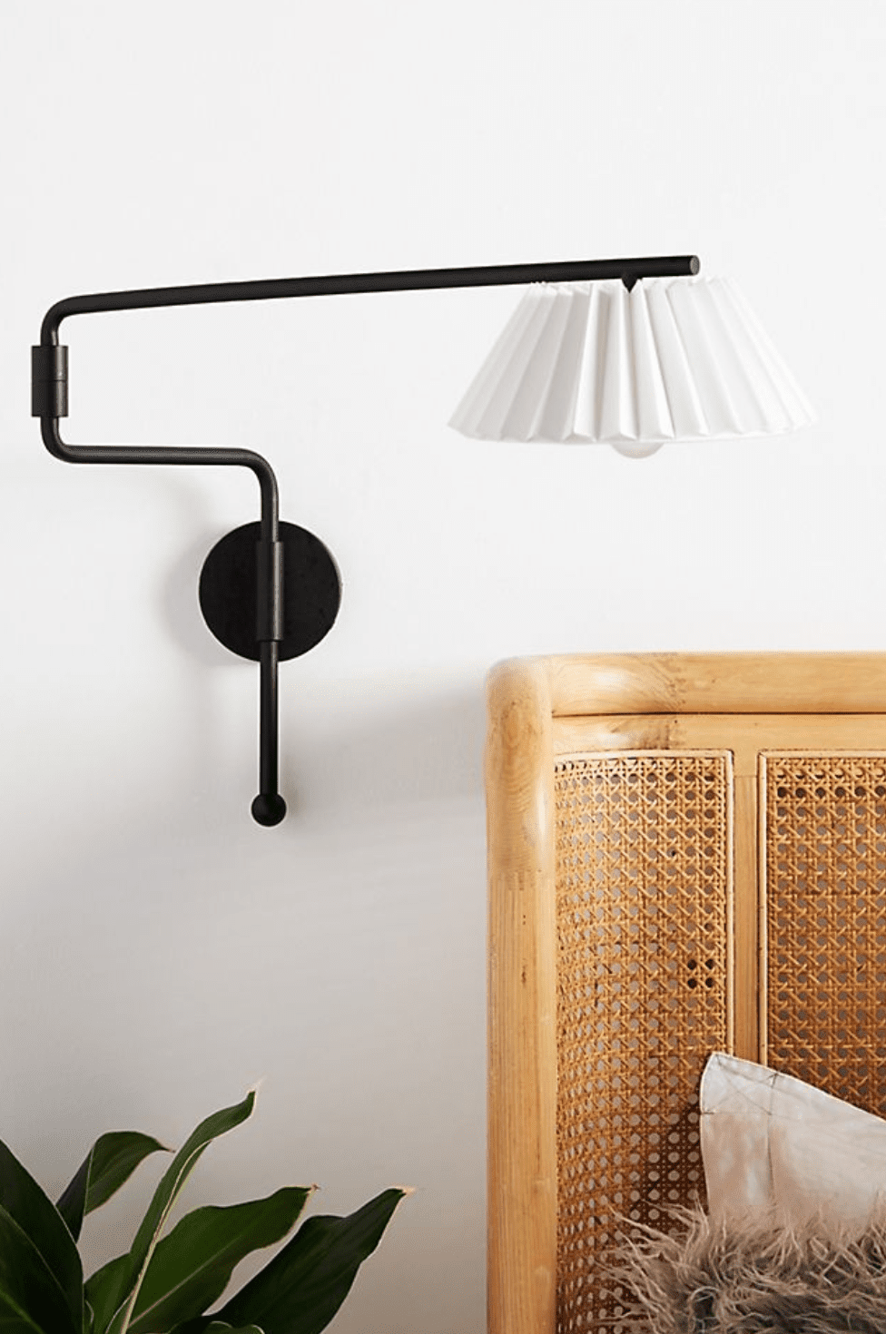 目前在Anthoplogie出售的壁挂式Sconce