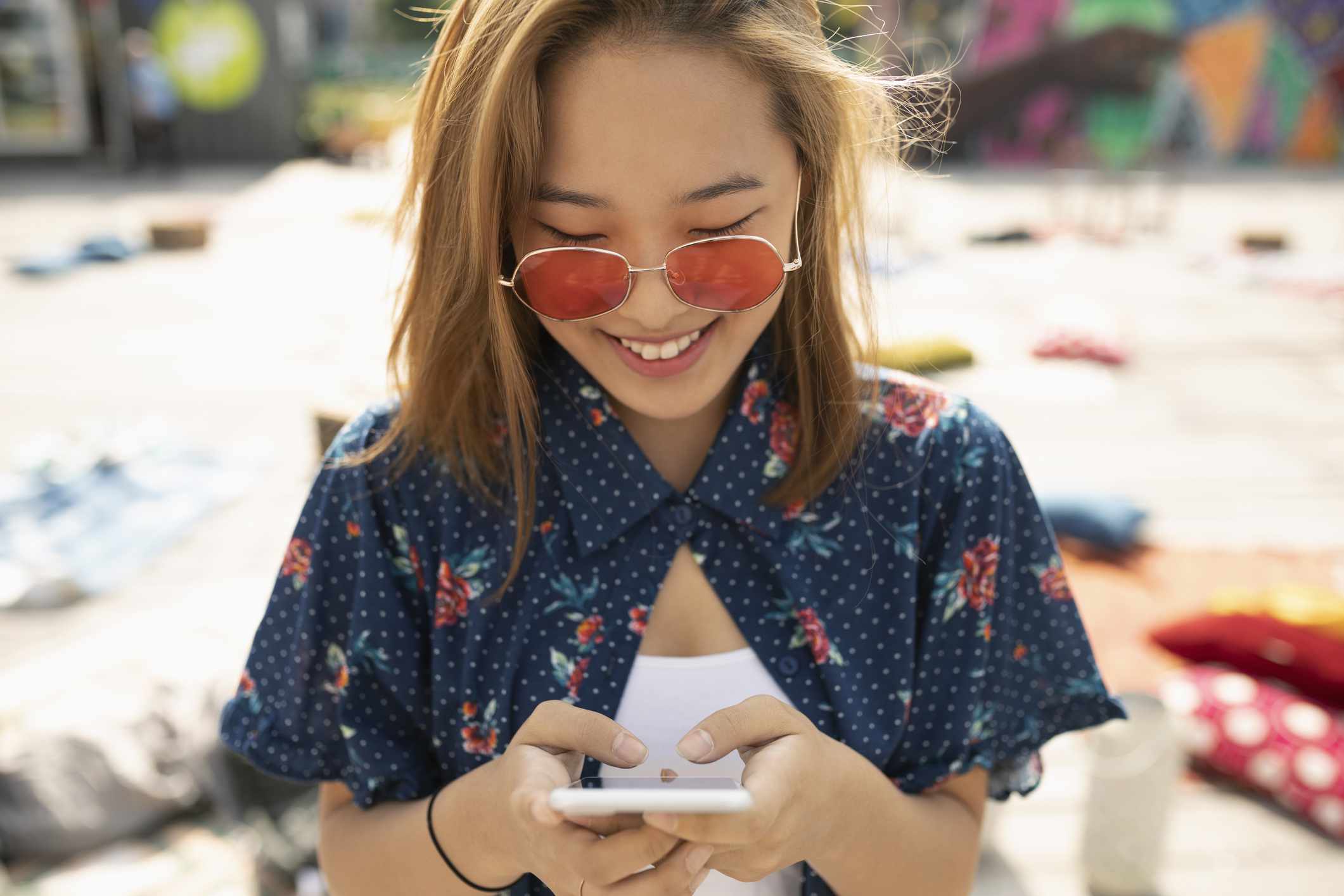 戴墨镜的女人发短信”data-click-tracked=