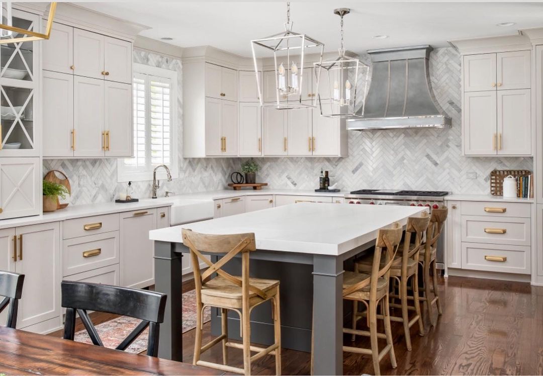 厨房与人字形大理石后挡板