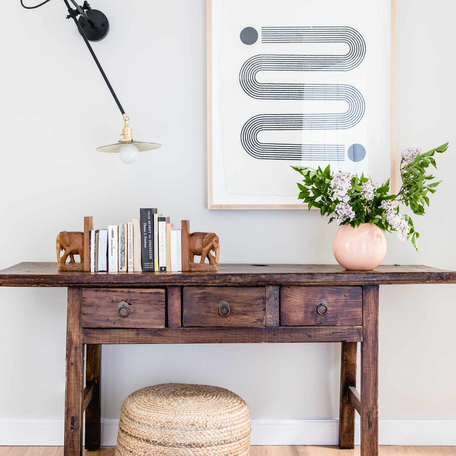 木制控制台与书和植物。