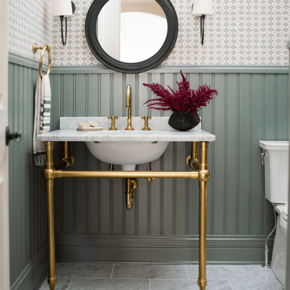 带有两种色调墙壁的半浴室