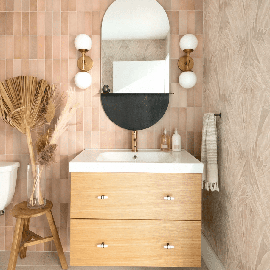 一个小的半浴室，衬着两种桃色墙纸