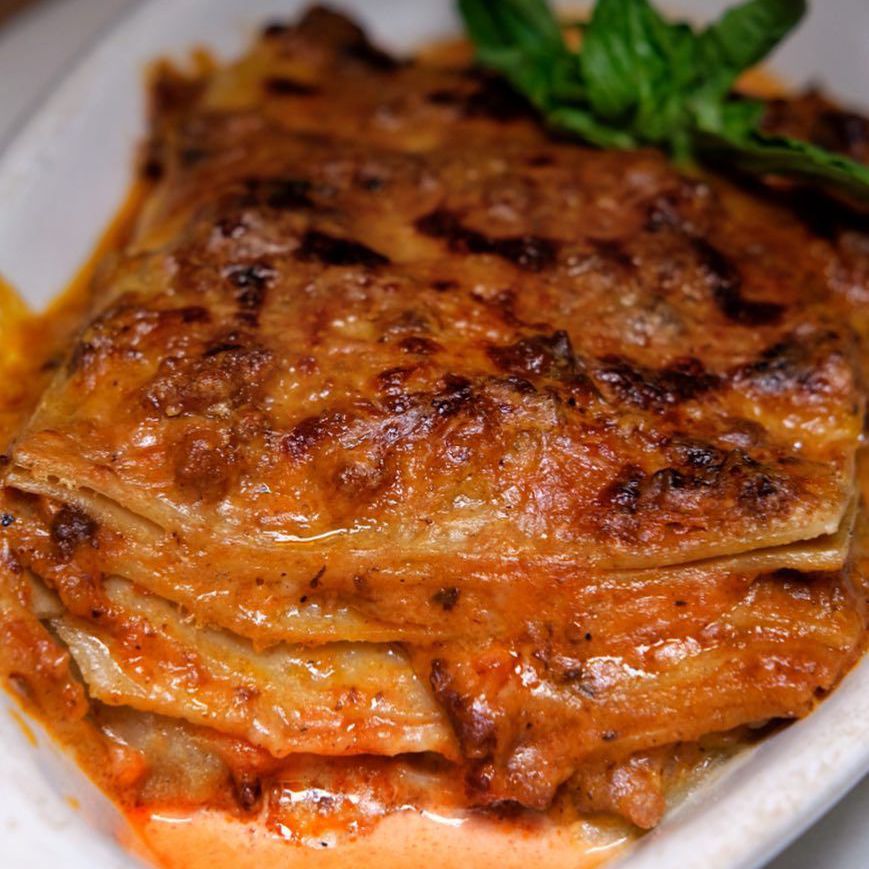 来自纽约撒拉吉纳的带罗勒装饰的意大利面