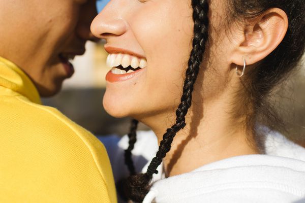 一对拥抱微笑的情侣