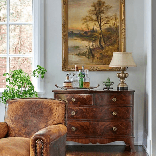 古色古香的梳妆台上面的葡萄酒艺术。