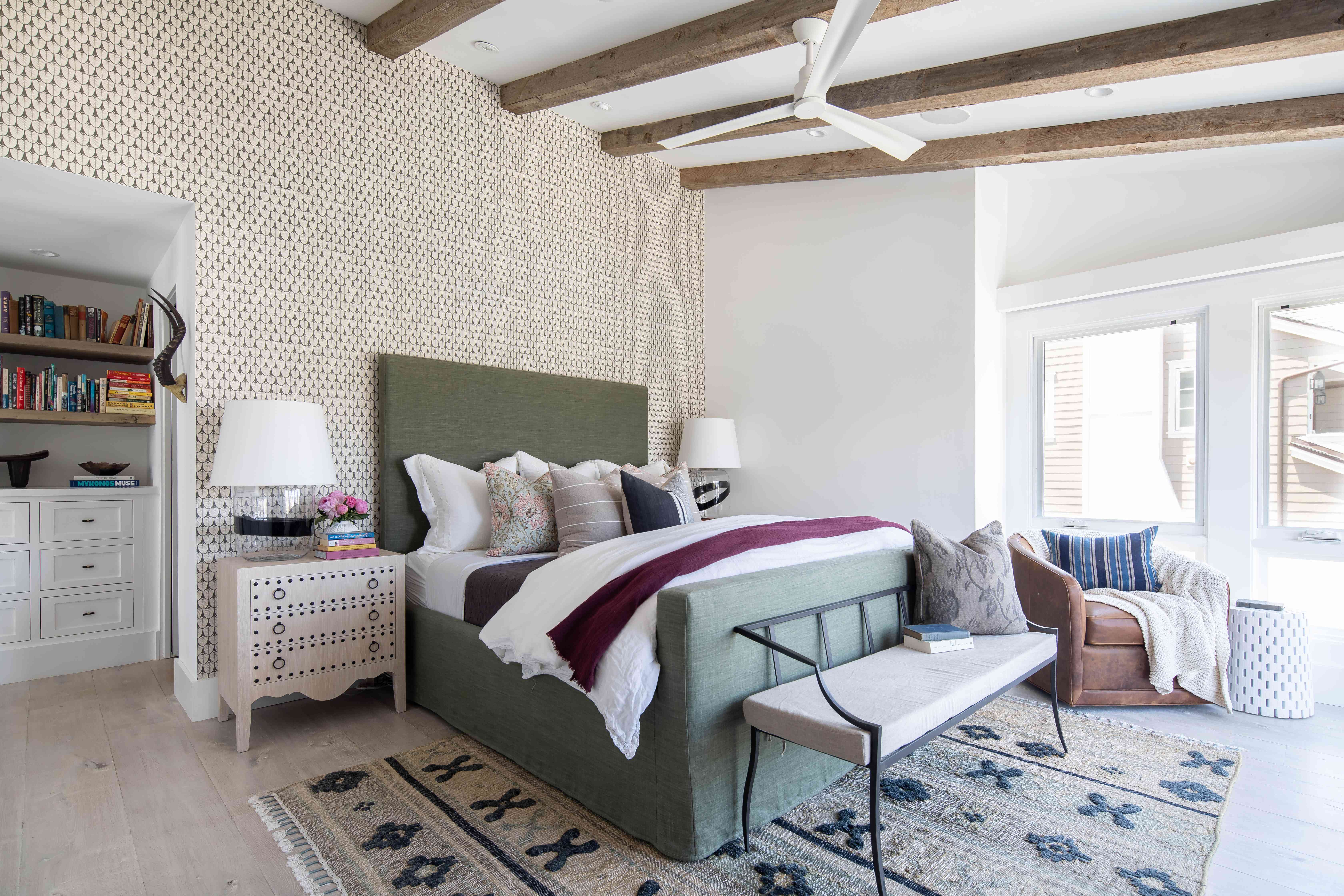 主卧室有木豆和绿色床架。