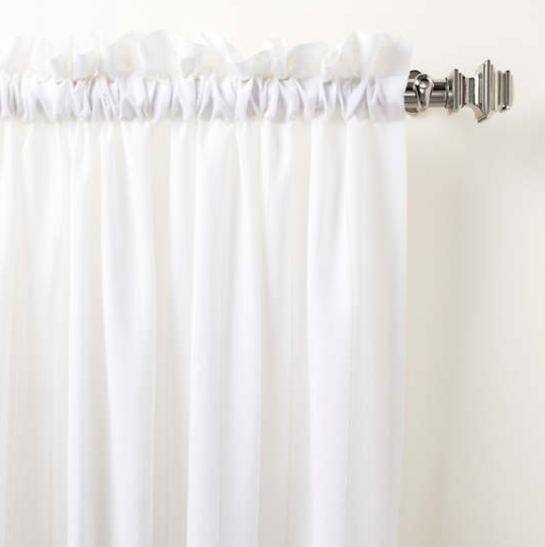 白色的窗帘面板