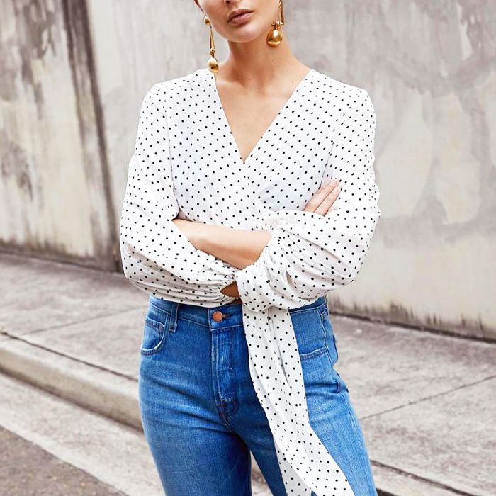 一个穿着圆点衬衫的女人