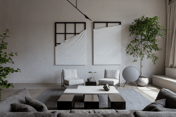 一个带有大型裸露墙壁的起居室装饰着金属框架披着织物