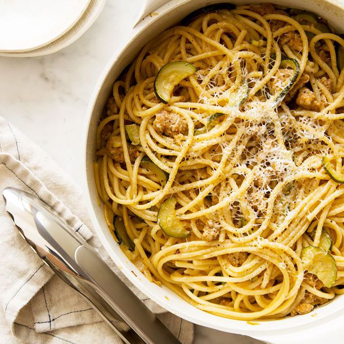 一锅意大利面食香肠和西葫芦