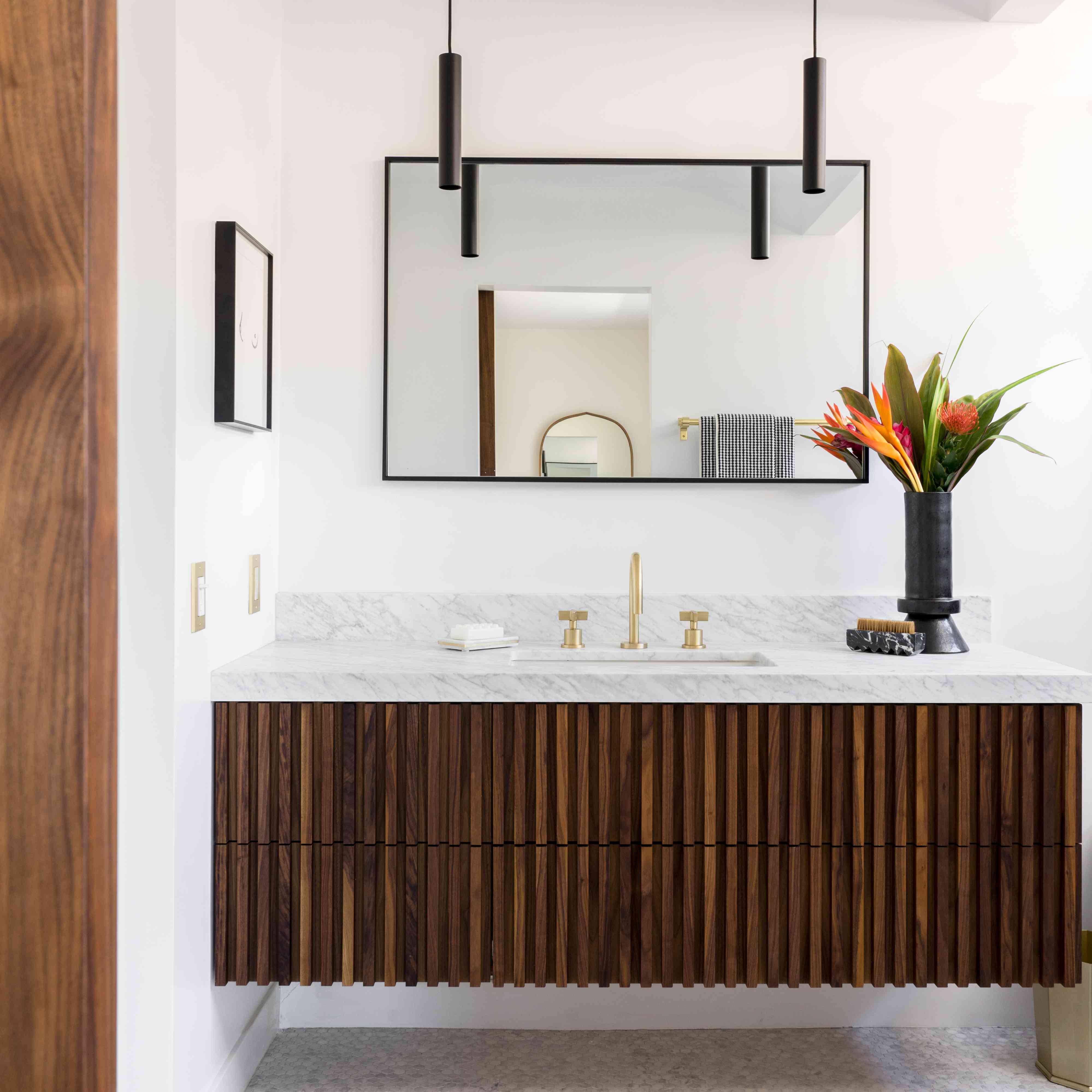 浴室梳妆台带时尚吊坠照明。