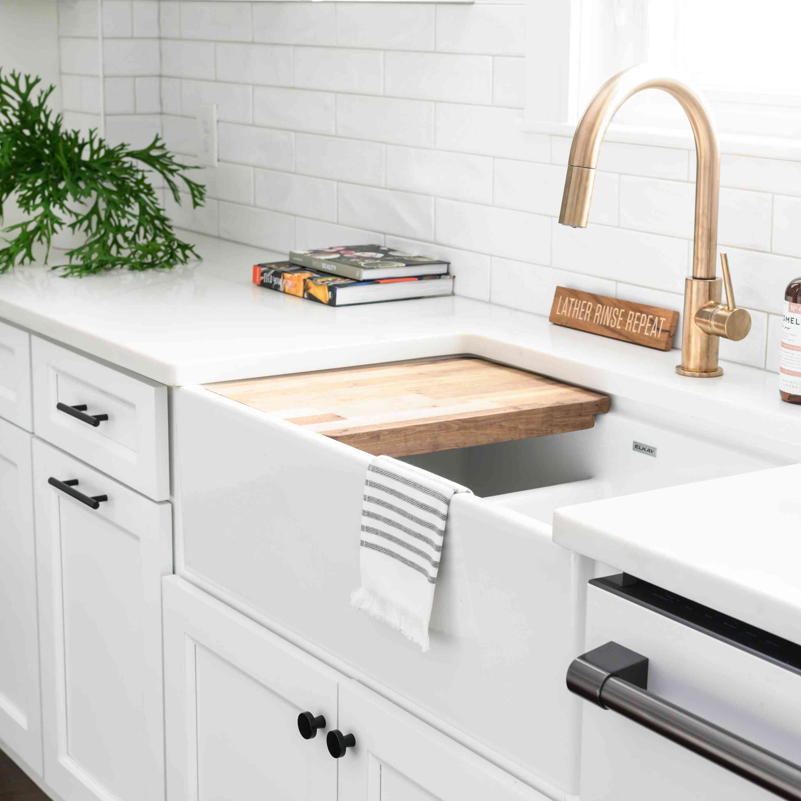 西瑞伯恩斯最喜欢的房间 - 全白色的厨房，农家厨房水槽