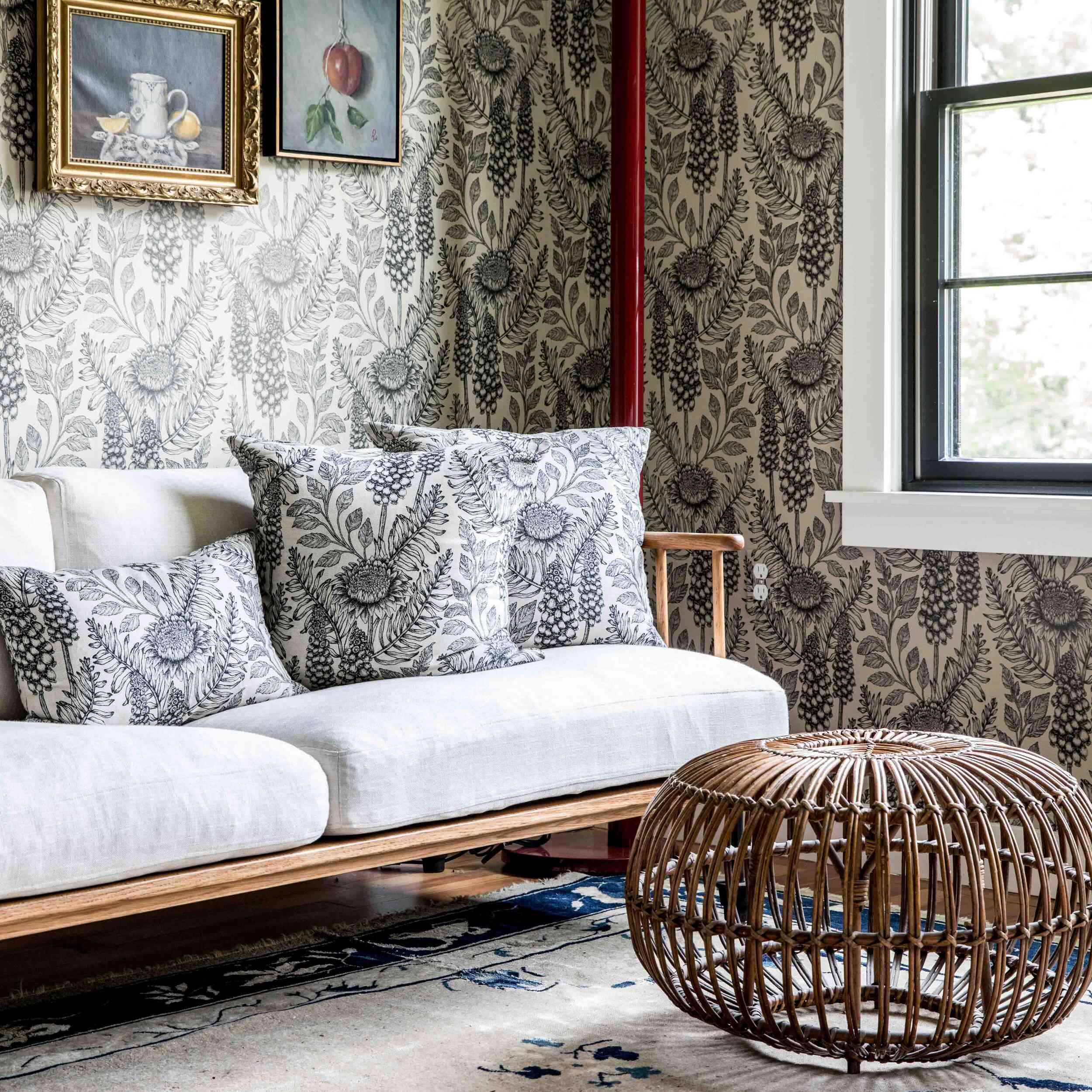 客厅里有醒目的印花墙纸和配套的印花枕头