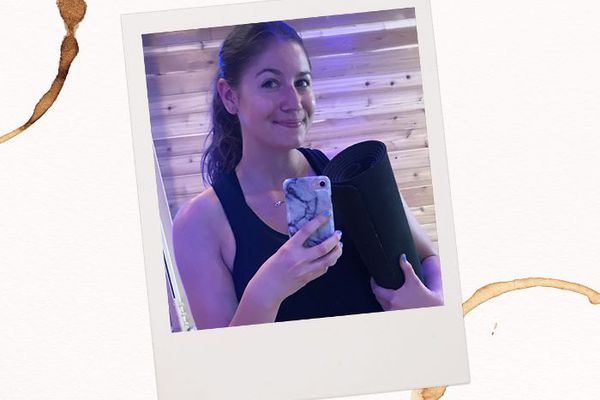 一个在健身房的女人的自拍照