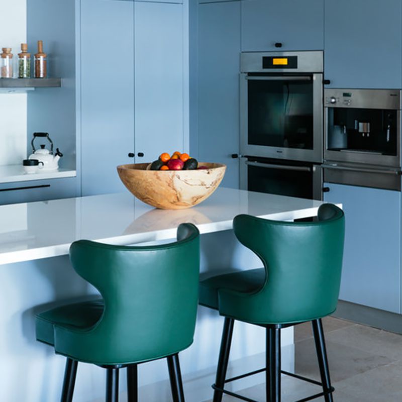 一个世纪中叶现代风格的厨房与蓝色平板柜。