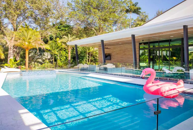 围栏泳池装饰的想法