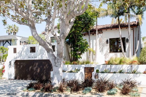 外观西班牙平房与五颜六色的植物。