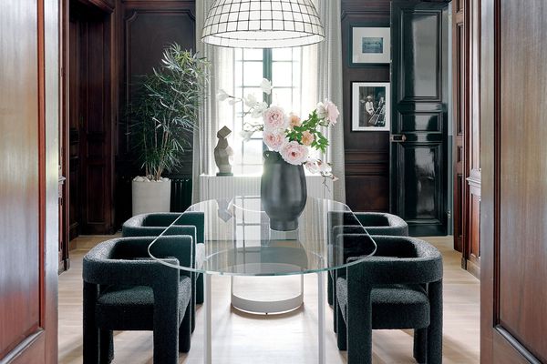 CB2 2021设计趋势 - 带露岩桌的间接和现代用餐室