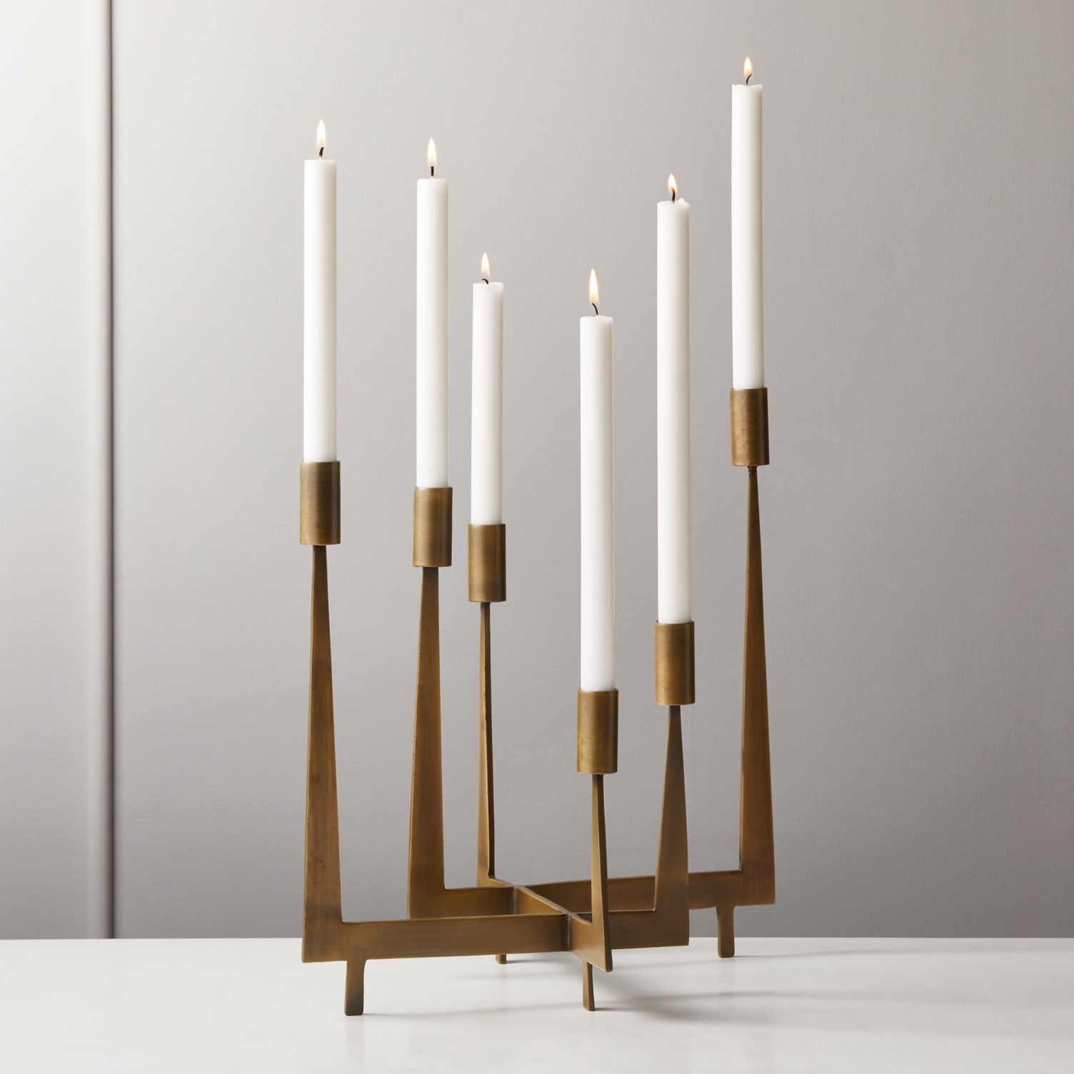 一个现代的黄铜烛台，可容纳6个CB2锥形蜡烛。