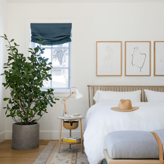 平静的中性的卧室。