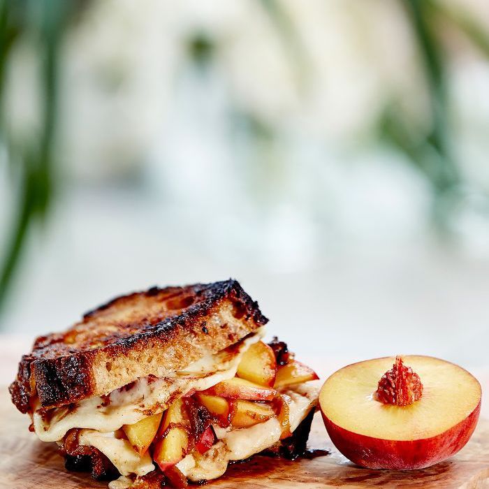 马苏里拉奶酪和桃子烤奶酪