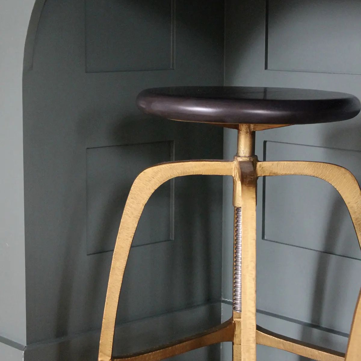 厨房岛台下的细长吧台凳