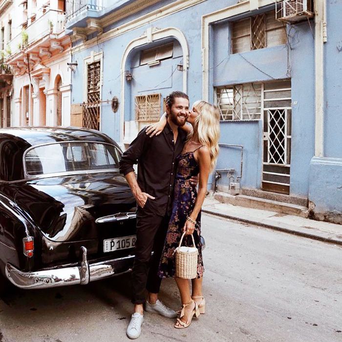 一对夫妻带着一个亲吻对方的脸颊