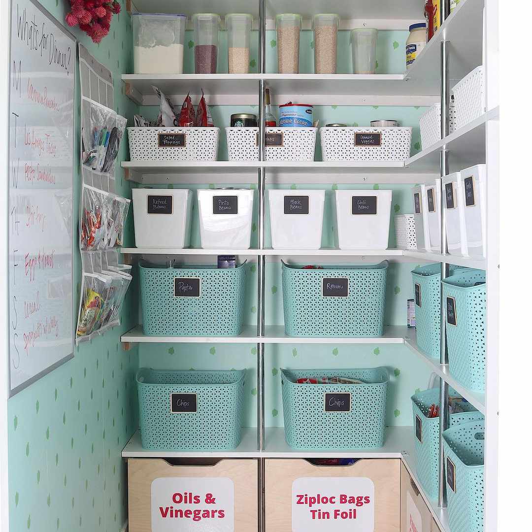 现代薄荷的绿色储藏室用薄荷绿色和白色垃圾箱