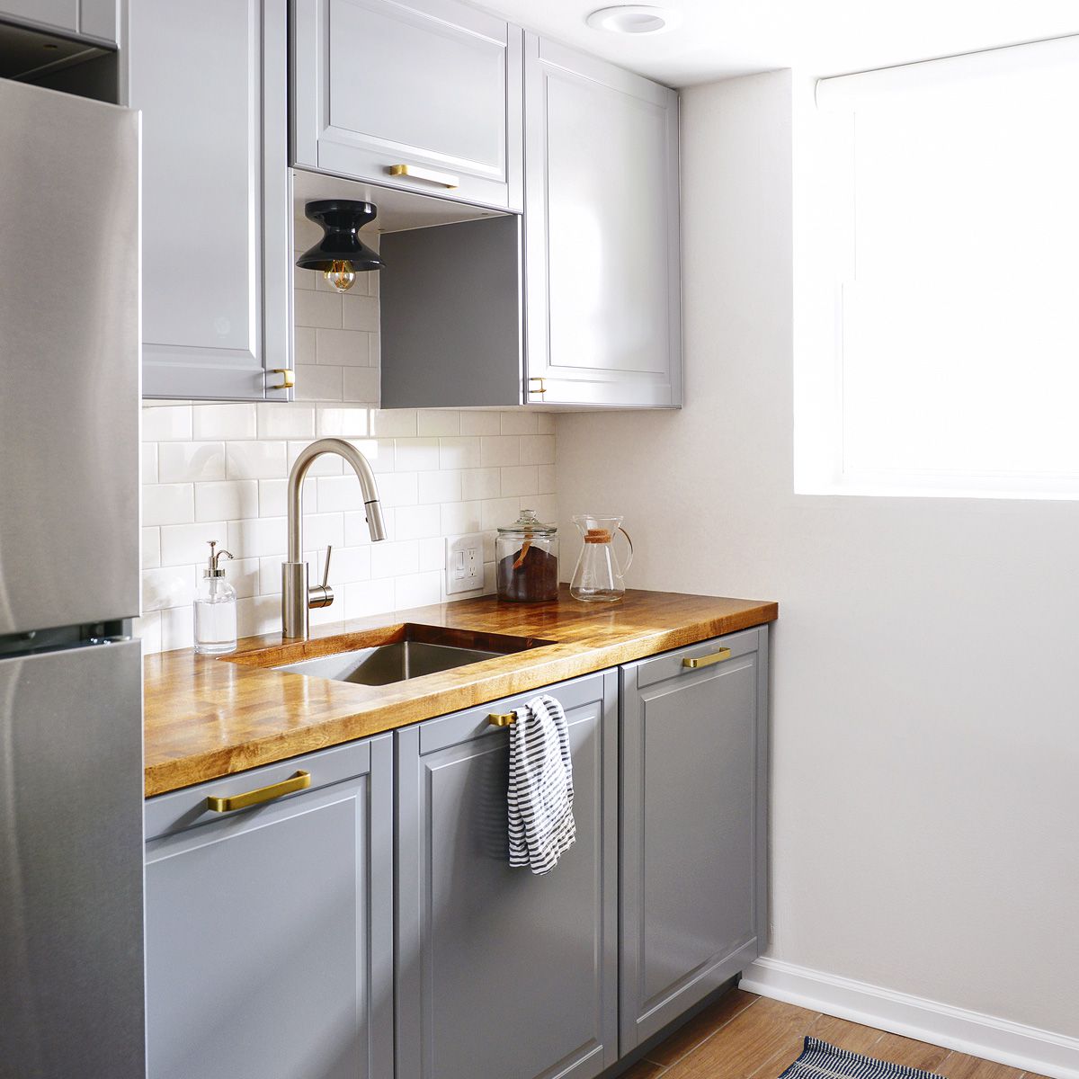 一个带有灰色宜家橱柜的小厨房