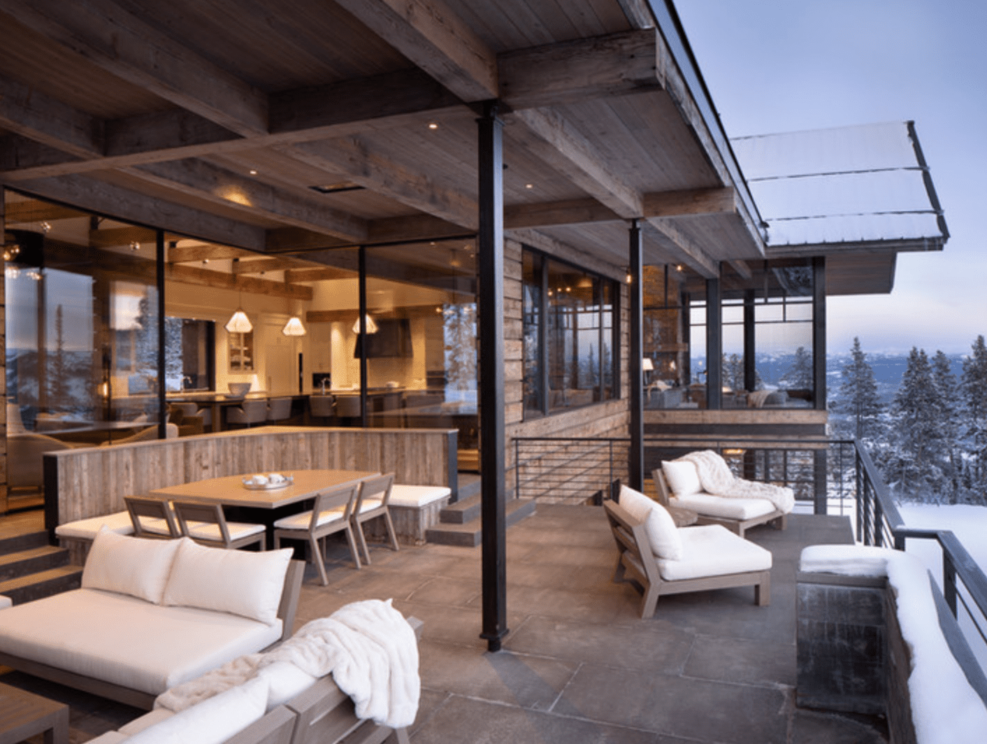 一个巨大的休息室阳台，有三个不同的座位区