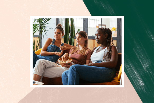 三个女孩在看电影。